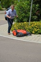 Haaga 497 Deluxe Turbo Sweeper - Balai Mécanique 38" Triple Brosses photo en utilisation