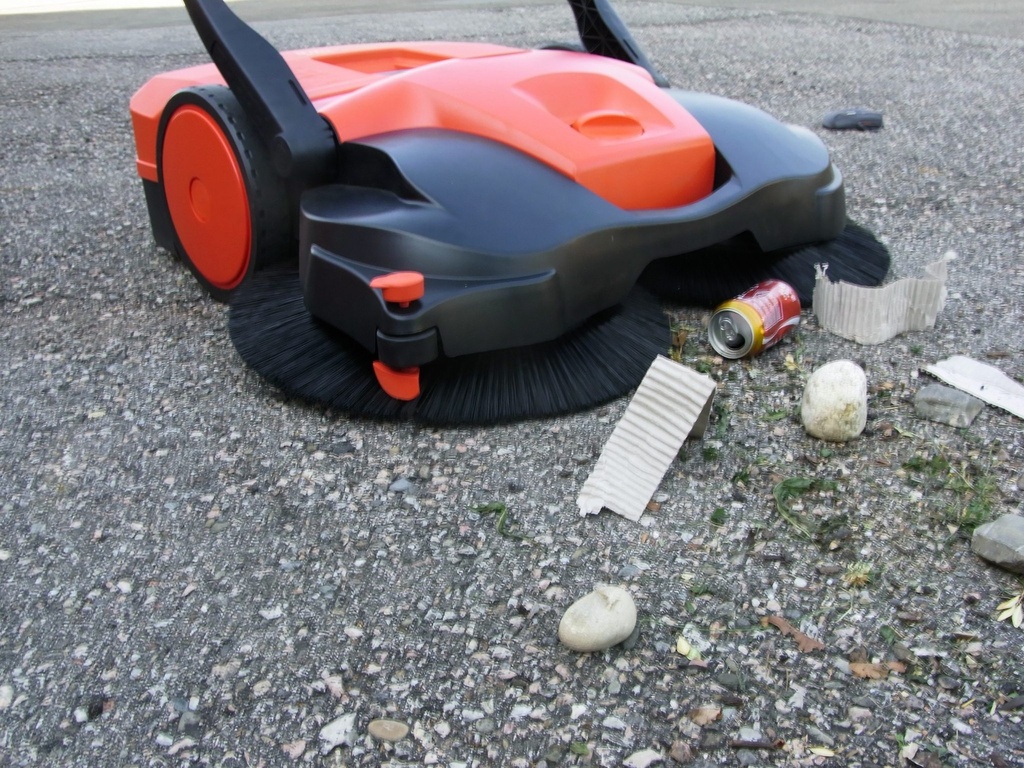 Haaga 497 Deluxe Turbo Sweeper - Balai Mécanique en utilisation