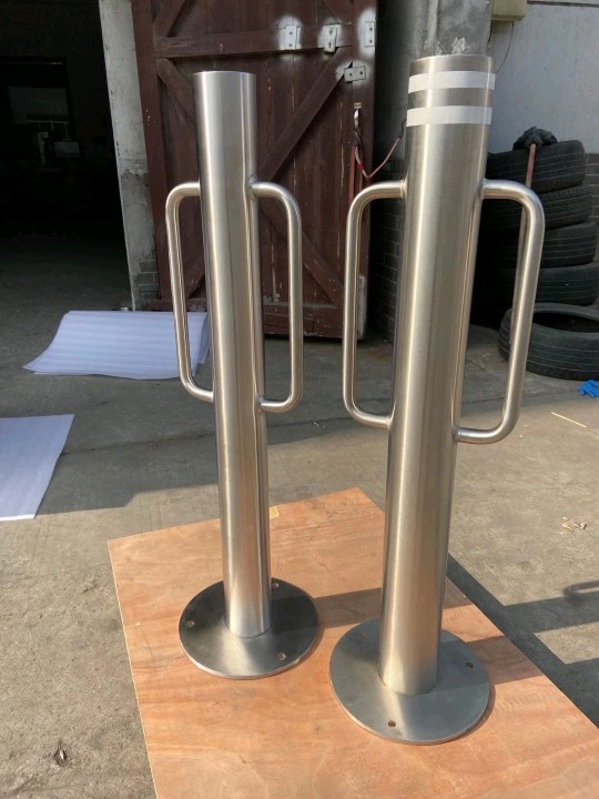 Bollard 4" x 42" à double support pour vélo en acier inoxydable avec bandes réfléchissantes