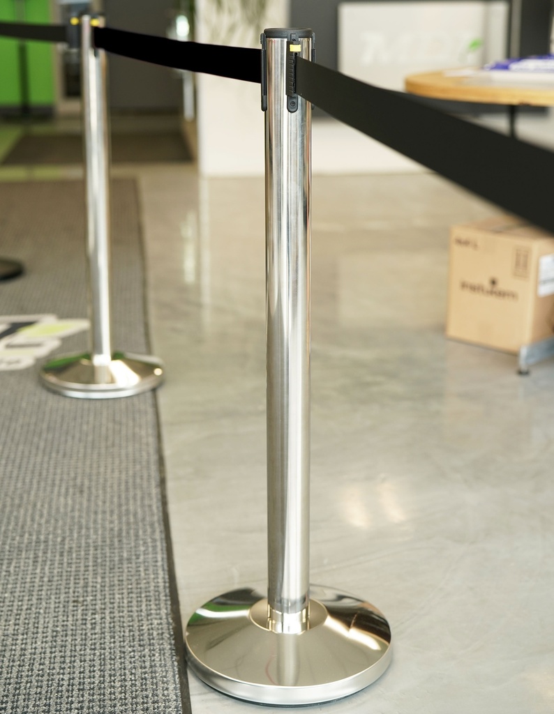 Barrière sur pied en acier inoxydable avec ruban noir rétractable de 2M