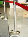 Barrière sur pied en acier inoxydable avec ruban rouge rétractable de 2M