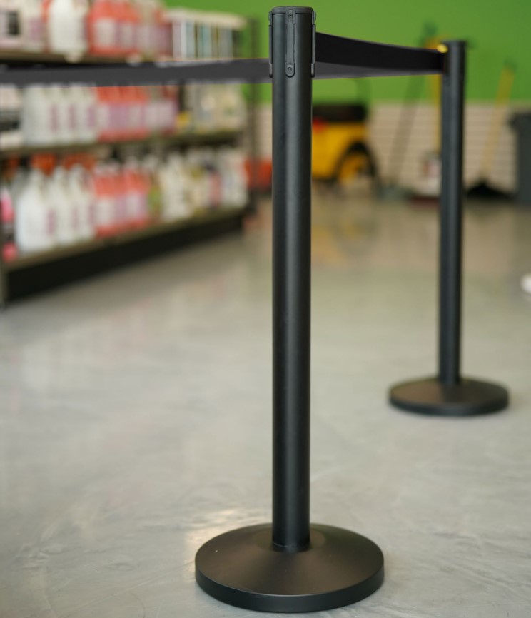 Barrière sur pied noire avec ruban noir rétractable de 2M