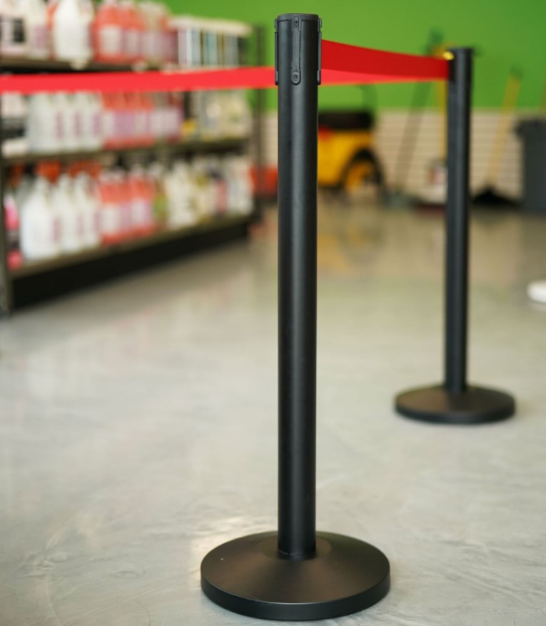 Barrière sur pied noire avec ruban rouge rétractable de 2M